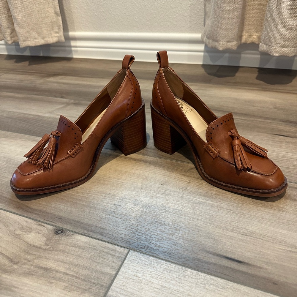 Like new Vince Camuto heeled loafers size 7